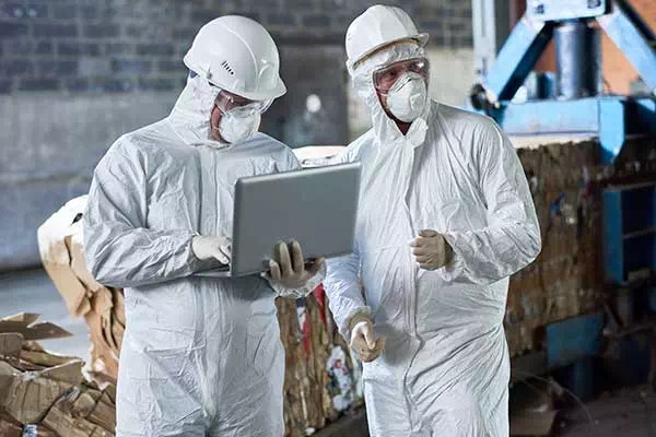 Tecnici valutano il rischio biologico in un ambiente industriale a Reggio Emilia 